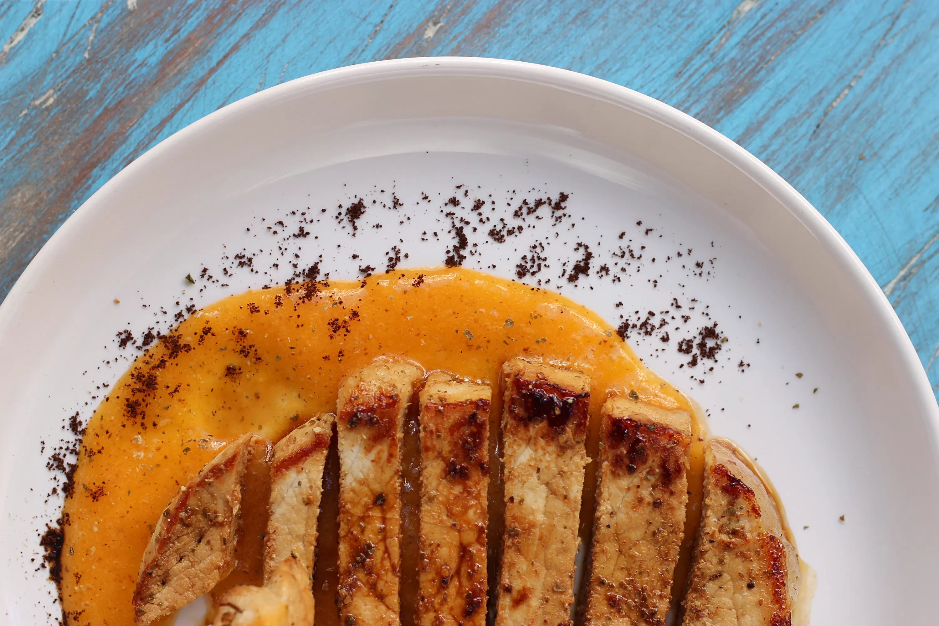 Maiale con salsa di cachi e polvere di caffè