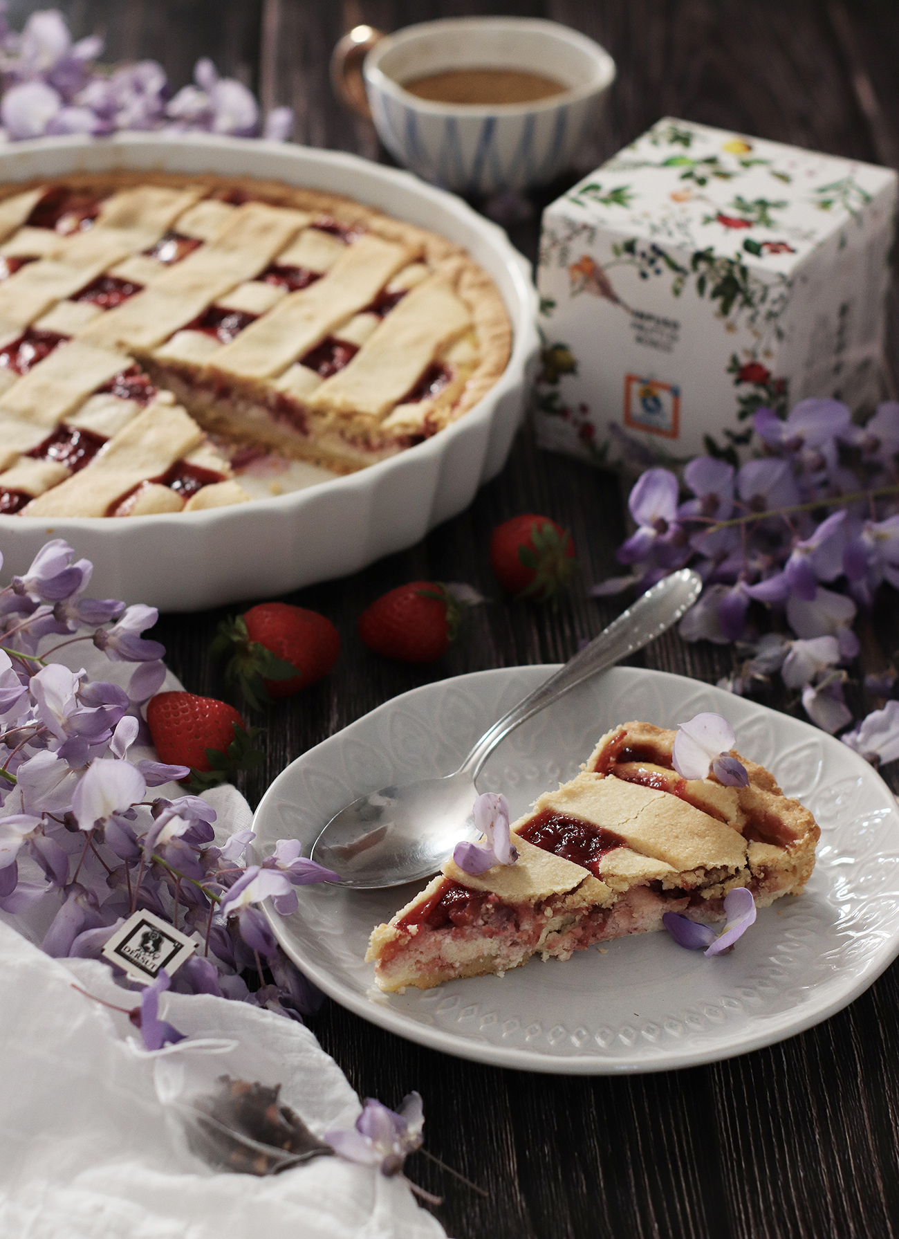 Crostata-alle-fragole-e-ricotta-con-infuso-frutti-rossi